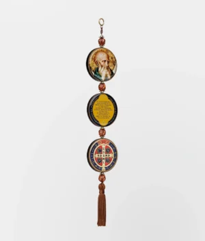 Adorno de porta pequeno de 30cm em madeira com medalhas de São Bento e oração com resina e contas de cristal acrílico. Proteção e beleza espiritual.