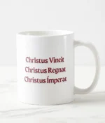 Caneca de Cerâmica Católica com Inscrição: Christus Vincit, Christus Regnat, Christus Imperat - Ideal para Devotos e Presentes Religiosos.