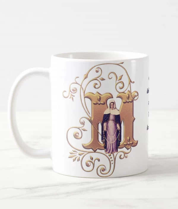 Caneca branca com imagem de Nossa Senhora das Lágrimas e o monograma ‘M’ de Maria ornado em dourado.