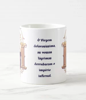 Caneca branca com imagem de Nossa Senhora das Lágrimas e jaculatórioa 'Ó Virgem Doloríssima, suas lágrimas derrubaram o império infernal'.