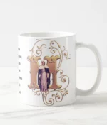 Caneca branca com imagem de Nossa Senhora das Lágrimas e o monograma ‘M’ de Maria ornado em dourado.