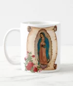 Caneca de Cerâmica com Estampa de Nossa Senhora de Guadalupe - Design Religioso com Pergaminho e Flores, Ideal para Devotos e Momentos de Fé.