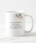 Caneca de cerâmica com estampa da Virgem Maria. Design religioso com flores e jaculatória. Perfeita para devotos e momentos de reflexão.