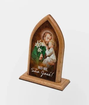 Capelinha de madeira com adesivo brilhante, apresentando a imagem de São José com o Menino Jesus. Medidas: 4 x 9,5 x 13,5 cm. Embalagem personalizada.