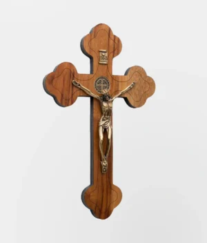 Crucifixo de Madeira Moldada 19cm com Medalha de São Bento para Parede