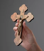 Crucifixo de Madeira Moldada 19cm com Medalha de São Bento para Parede Detalhes