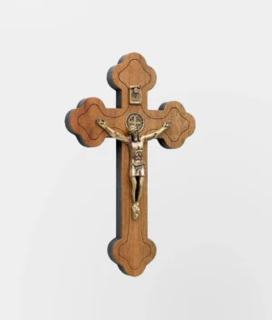 Crucifixo de Madeira Moldada Pequeno 12cm com Medalha de São Bento para Parede