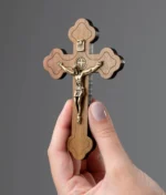 Crucifixo de Madeira Moldada Pequeno 12cm com Medalha de São Bento para Parede Detalhes