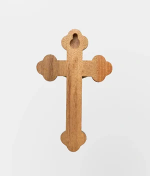 Crucifixo de Madeira Moldada Pequeno 12cm com Medalha de São Bento para Parede Verso com Furo para Parafuso