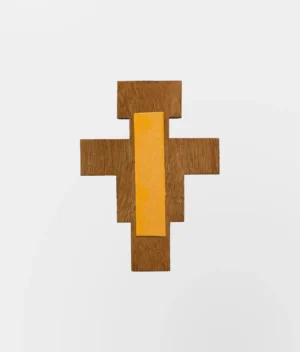 Cruz de madeira para parede são damião com adesivo brilhante, medindo 5,5x7,5cm. Leve e fácil de fixar, ideal para decoração religiosa e presente.